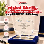 Plakat akrilik bening dengan cetak warna dan dudukan berdiri sebagai penghargaan